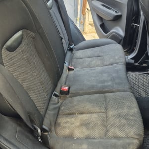 מושב רכב מלוכלך לפני ניקוי