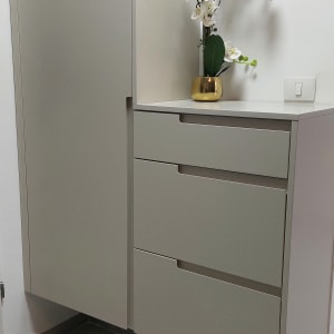 ארון מטבח עם מגירות ואגרטל פרחים