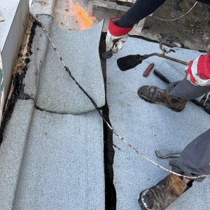 עבודת איטום עם יריעות ביטומניות על גג