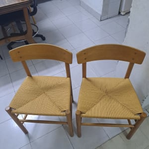 שני כיסאות עץ עם מושב קלוע בחדר פנימי