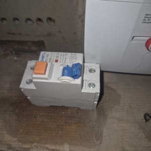 מפסק חשמלי מותקן על קיר עץ