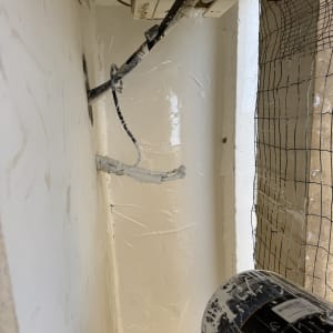 צינורות ואיטום בקיר עם רשת הגנה