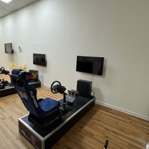 כיסא מרוצים עם הגה ודוושות על במה