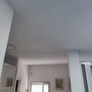 תקרה וחלון בחדר עם קישוטים על הקיר