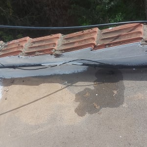 רעפים אדומים עם בטון על גג, כבלים חשמליים