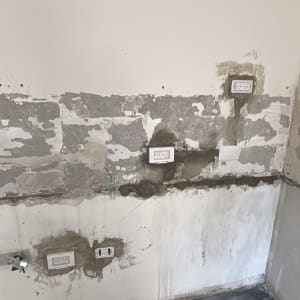 קיר עם שקעים חשמליים בתהליך התקנה