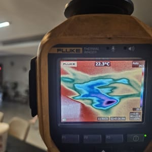 מצלמה תרמית מציגה תמונה צבעונית של חום