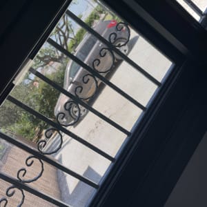 סורגי חלון עם עיטורים מעוגלים