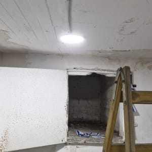 תאורה ותשתית חשמל בחדר עם סולם