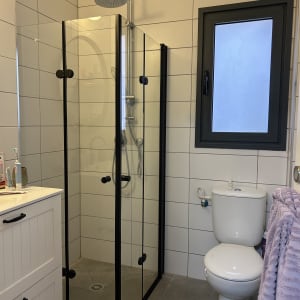 מקלחון זכוכית עם ראש מקלחת עגול