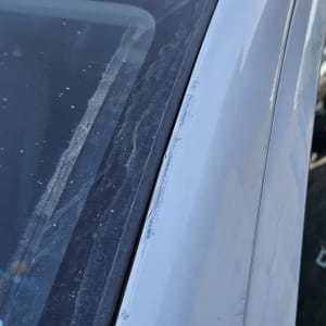 חלק מרכב עם סימני לכלוך ואבק על החלון והגג