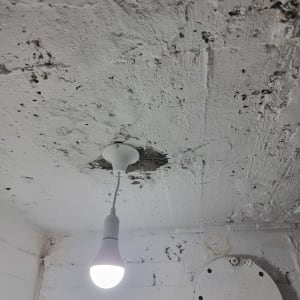 מנורה תלויה מהתקרה עם חוט חשמל חשוף