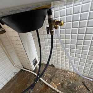 צנרת ומחברים מתחת לכיור