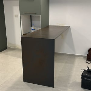 רצפת שיש אפורה עם דוגמה עדינה