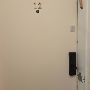 דלת עם מספר 12 ומנעול חכם
