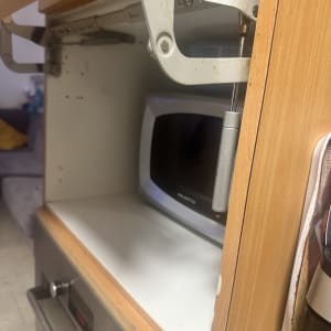 ארון מטבח עם מיקרוגל ומנגנון פתיחה