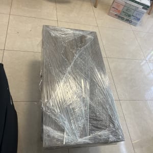 חפץ עטוף בניילון על רצפת אריחים