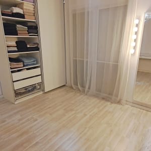 ארון בגדים פתוח עם מדפים מסודרים ובגדים מקופלים