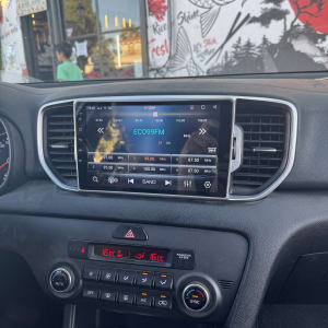 מערכת מולטימדיה ברכב מציגה תחנת רדיו FM