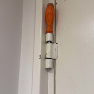 ידית דלת עם מברג במקום ציר