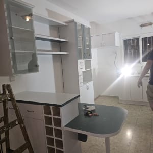 מטבח חדש עם ארונות ומדרגות עץ