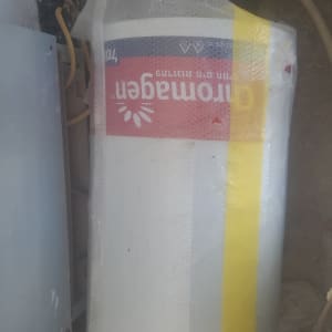 דוד שמש עטוף בניילון עם צינורות מחוברים