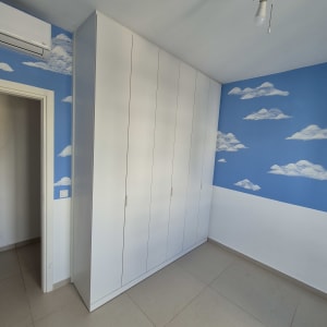 ארון לבן גבוה עם דלתות בחדר