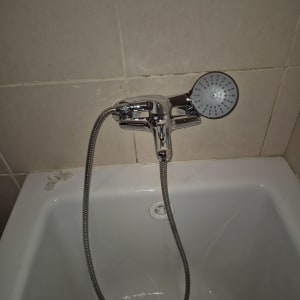 ברז אמבטיה עם צינור ומזלף יד