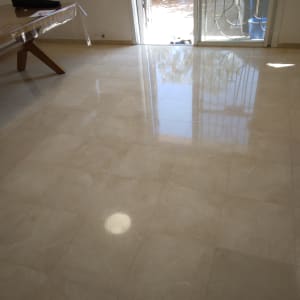 רצפה מבריקה ונקייה ליד דלת זכוכית