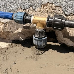 חיבור צנרת עם מחברים על קיר חיצוני
