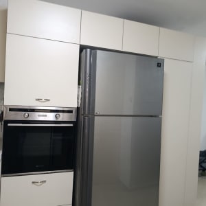 מקרר ותנור במטבח מודרני עם ארונות לבנים