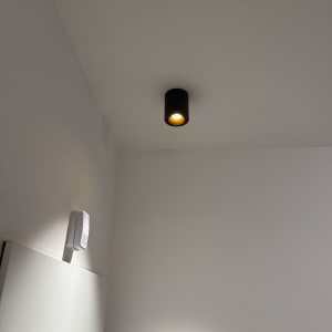 תאורה תקרה עם גוף תאורה שחור