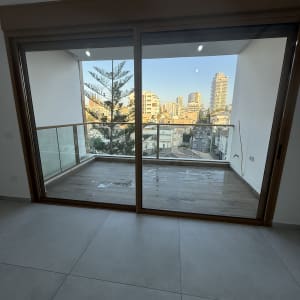 מרפסת עם רצפת עץ ונוף עירוני