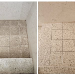 רצפה לפני ואחרי ניקוי עם אריחים נקיים