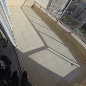 מרפסת מרוצפת עם רובה בין האריחים