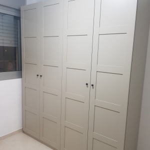 ארון בגדים עם דלתות סגורות וידיות שחורות