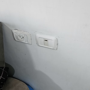 שקע חשמל ושקע רשת על קיר לבן