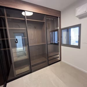 ארון עם דלתות זכוכית שקופות בחדר נקי