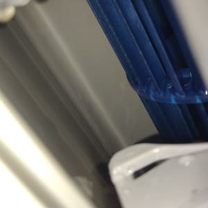 חלק ממערכת מיזוג אוויר עם רכיבים כחולים ולבנים