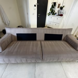 ספה נקייה בחדר מגורים