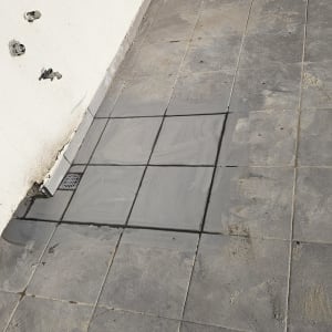 ריצוף ותיקון איטום על רצפת מרפסת