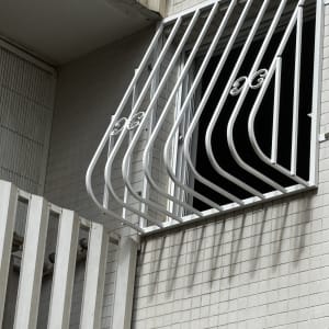סורגי מתכת לבנים על חלון בניין
