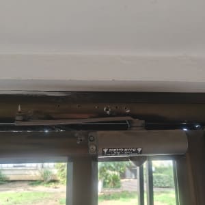 מנגנון סגירה לדלת עם תווית שירות