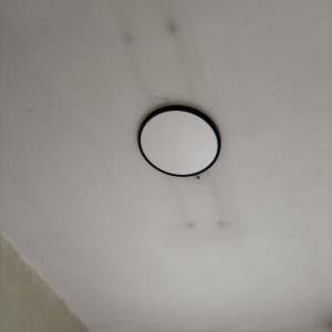 מנורה עגולה מותקנת על תקרה לבנה