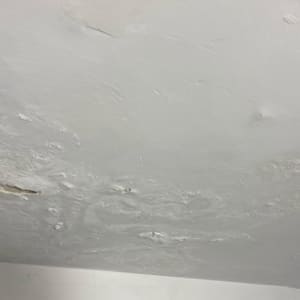 תקרה עם סימני רטיבות וקילופים