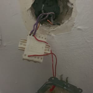 חוטי חשמל יוצאים מקיר עם מתג חשמלי