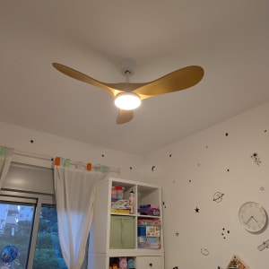 מאוורר תקרה מותקן בחדר ילדים עם מדבקות קיר