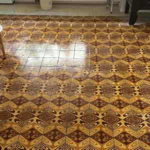 מטבח עם אריחים מעוצבים ודלי על הרצפה