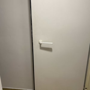 דלת עם ידית לבנה