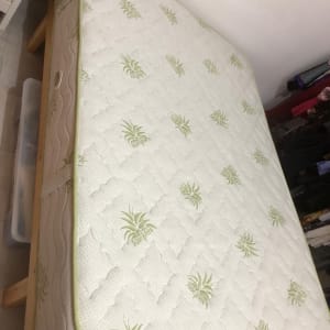 מזרן על מיטה, לא מציג עבודה בתחום